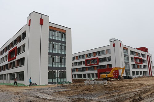 施工中的四五小學(xué)現(xiàn)場-金馬首木門